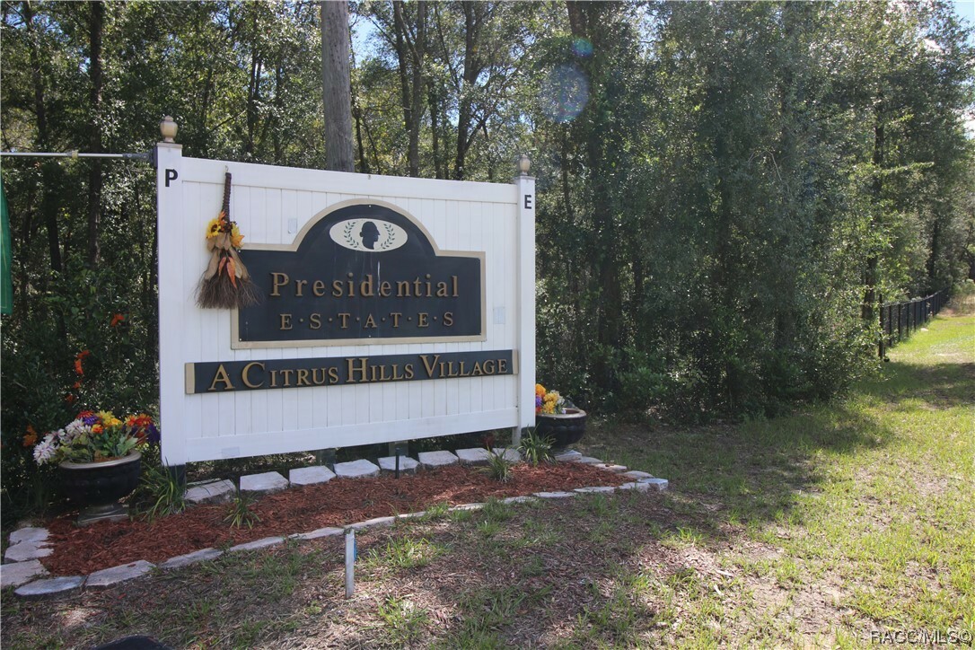 Property Photo:  1011 E Bismark Street  FL 34442 