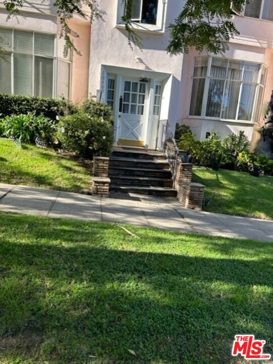 Property Photo: 10405 Almayo Ave CA 90064