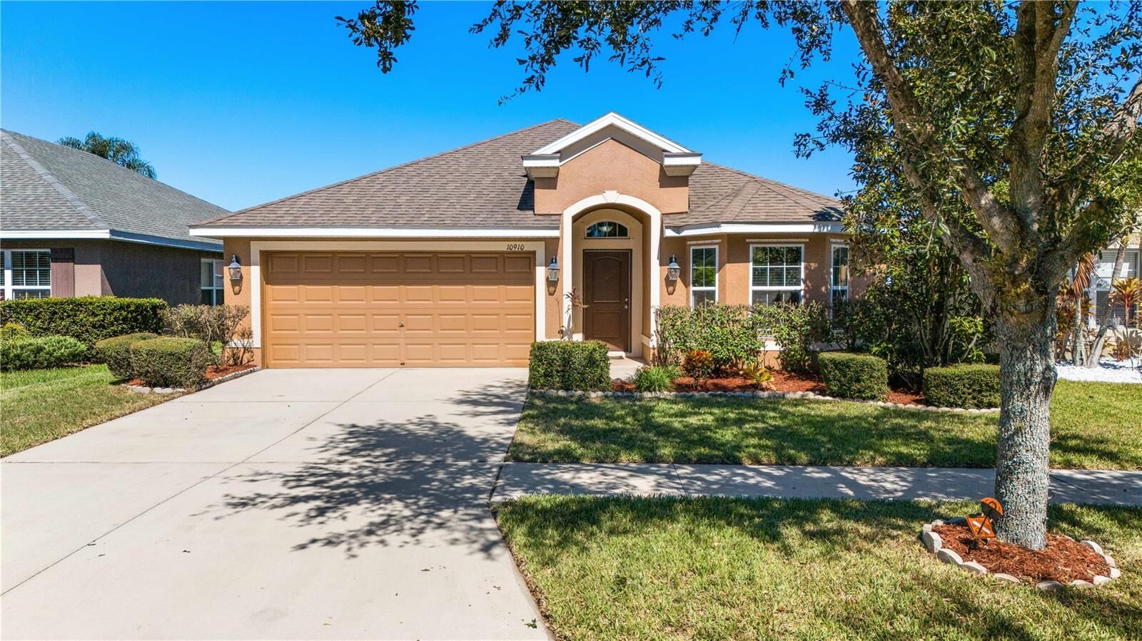 Property Photo:  10910 Standing Stone Drive  FL 33598 