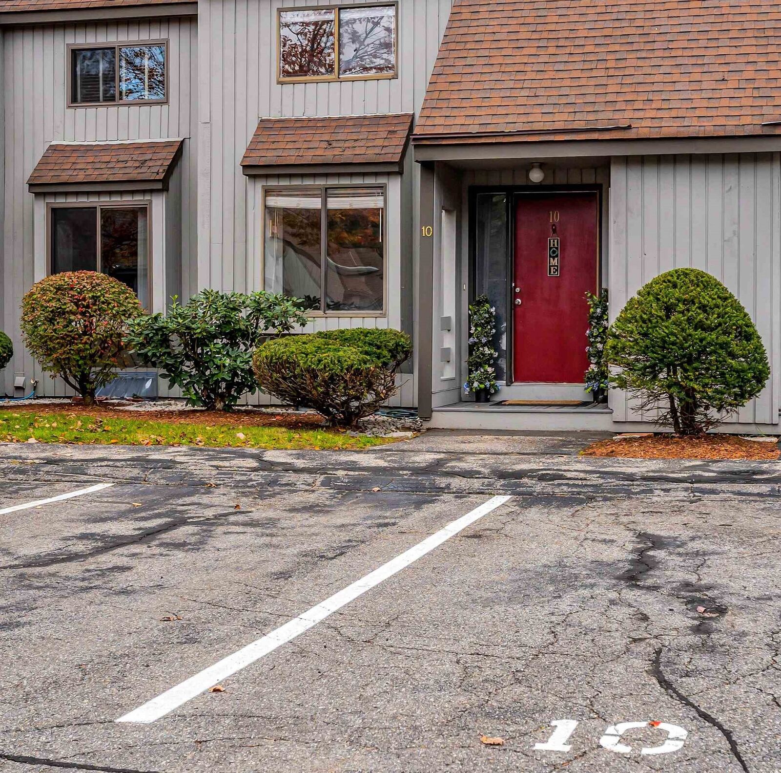 Property Photo: 10 Kingston Court 10 NH 03054