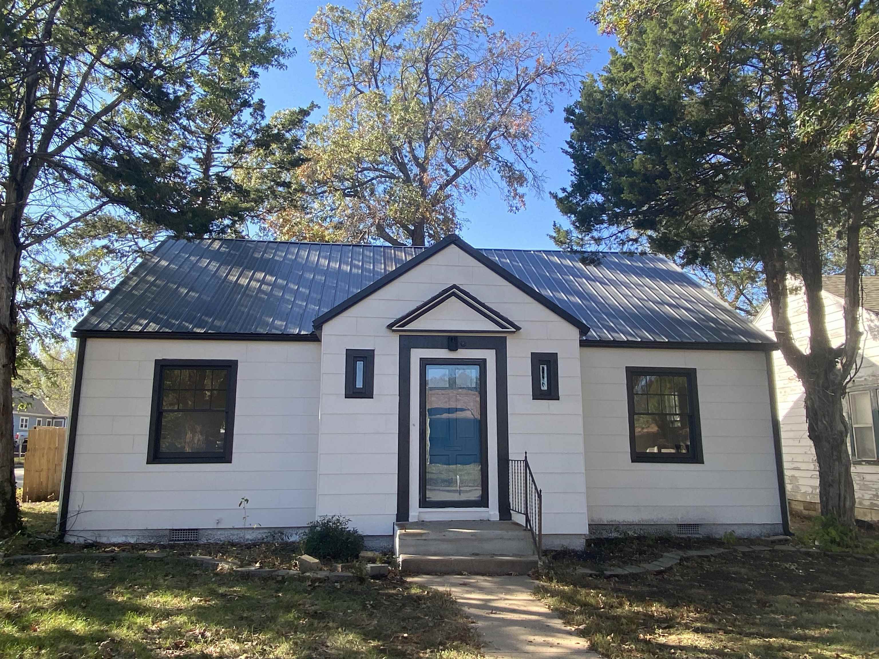 Property Photo:  601 N Summit St  KS 67042 