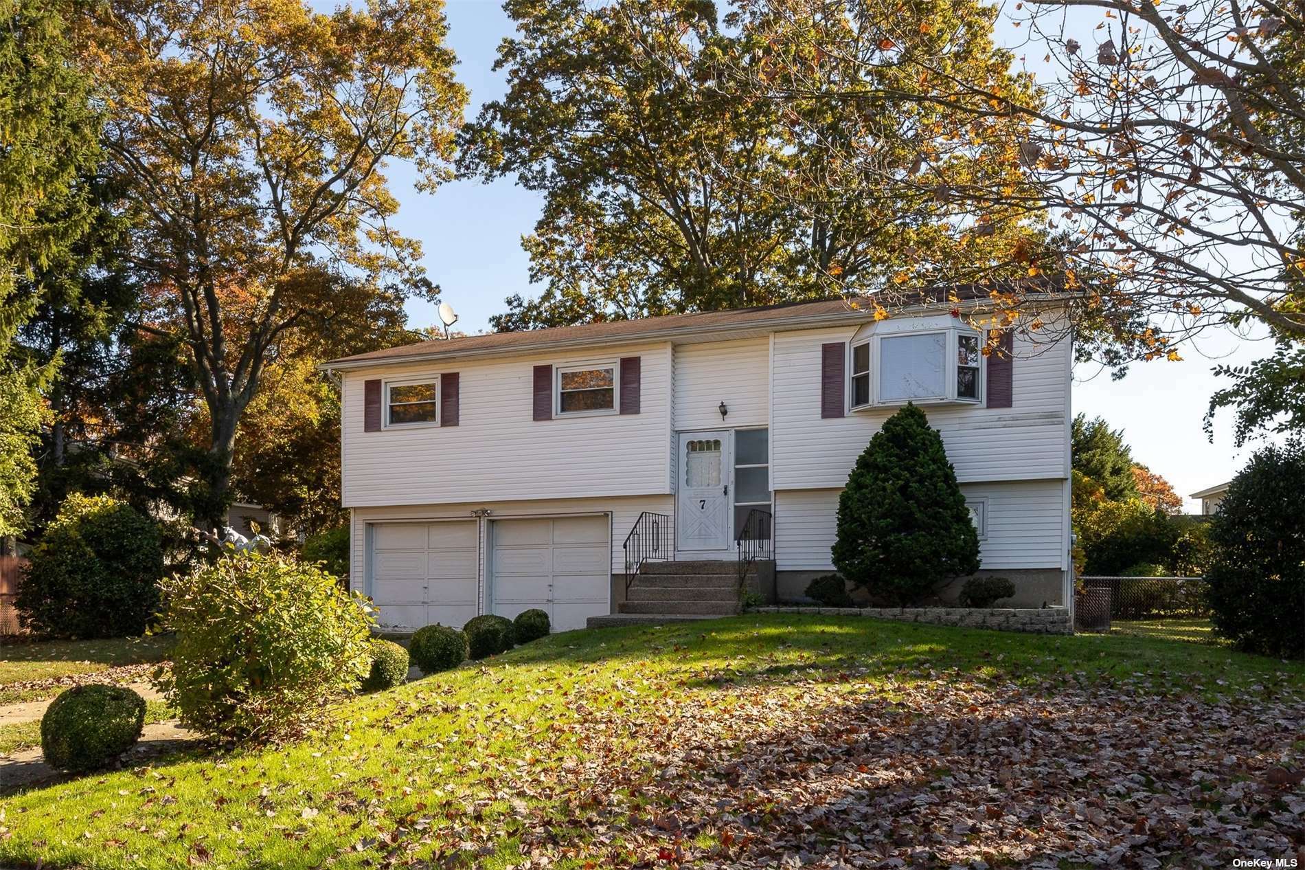 Property Photo:  7 Sun Court  NY 11717 