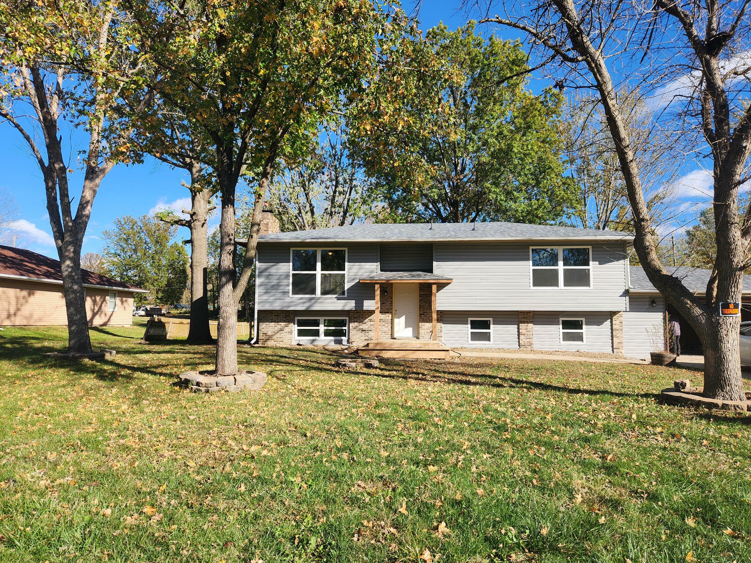 Property Photo:  560 NW Park Ln  MO 65201 