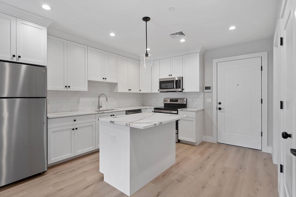 Property Photo: 186 Bedford St 210 MA 02420