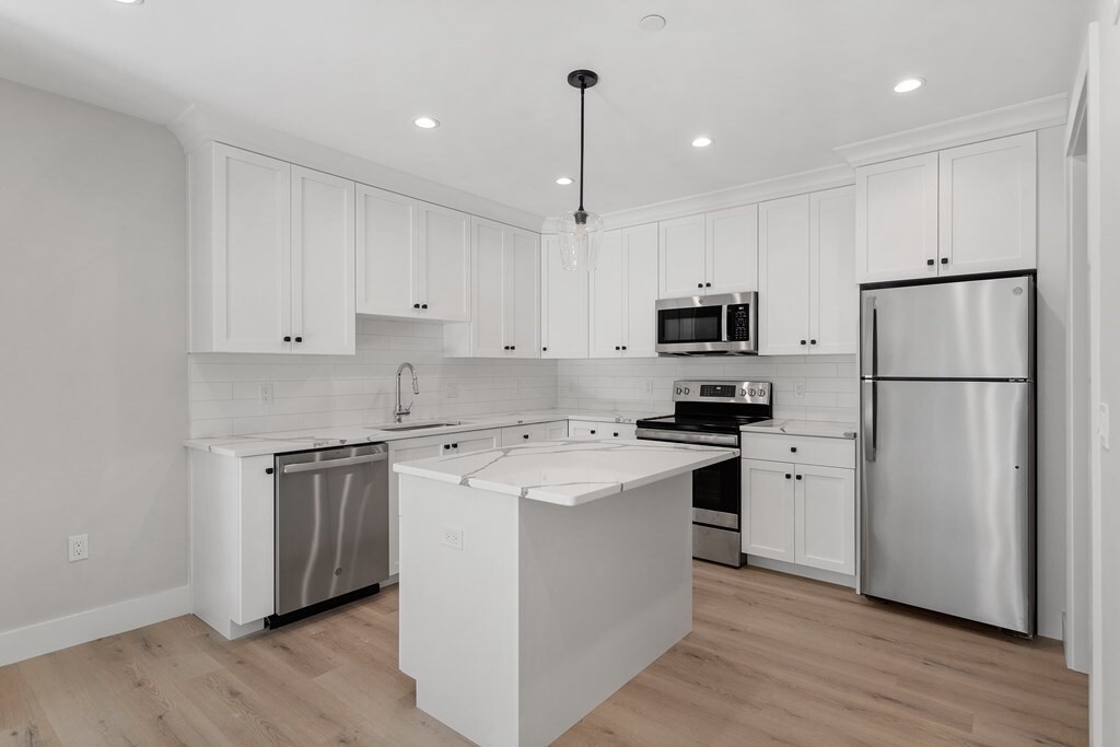 Property Photo: 186 Bedford St 205 MA 02420