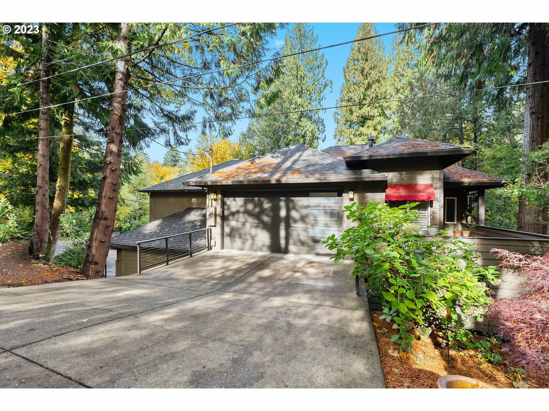 Property Photo: 3423 SW Palatine St OR 97219