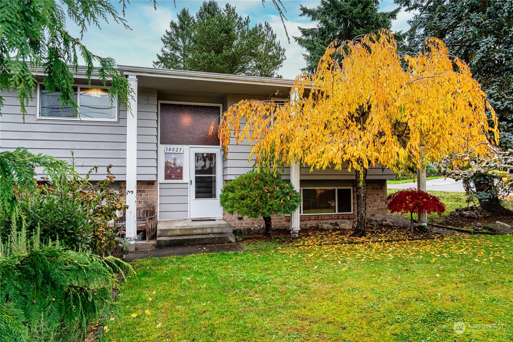 Property Photo:  14025 Jefferson Way  WA 98087 