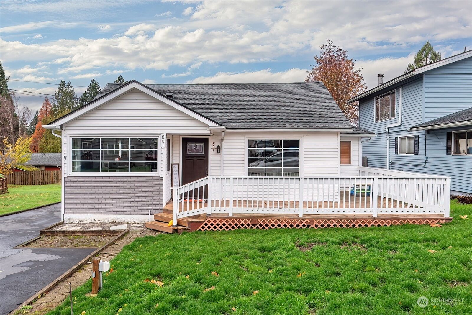 Property Photo:  801 N 18th Avenue  WA 98626 