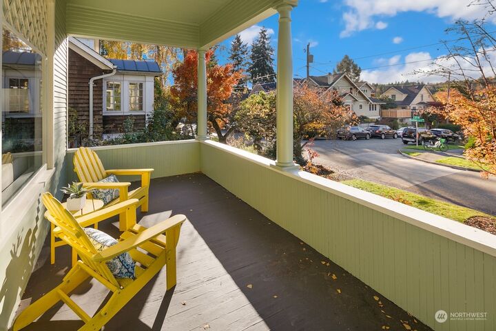 Property Photo: 5702 Woodlawn Avenue N WA 98103