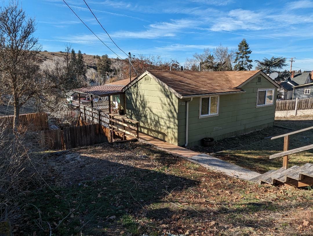 Property Photo:  1522 Siskiyou Street  OR 97601 