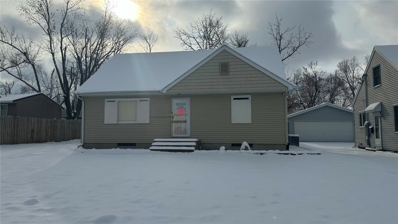 Property Photo:  1019 32nd Street NE  IA 52402 