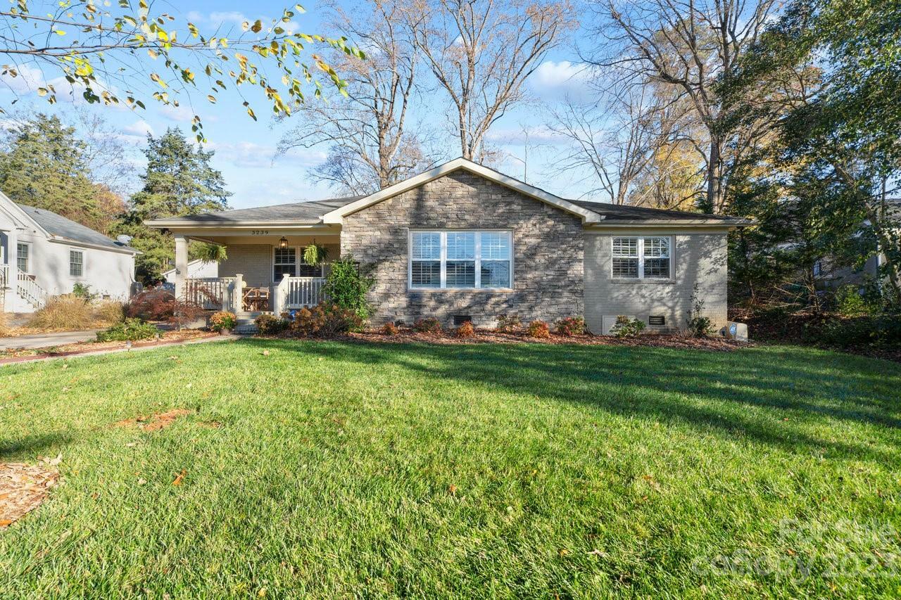 Property Photo: 3239 Pinehurst Place NC 28209