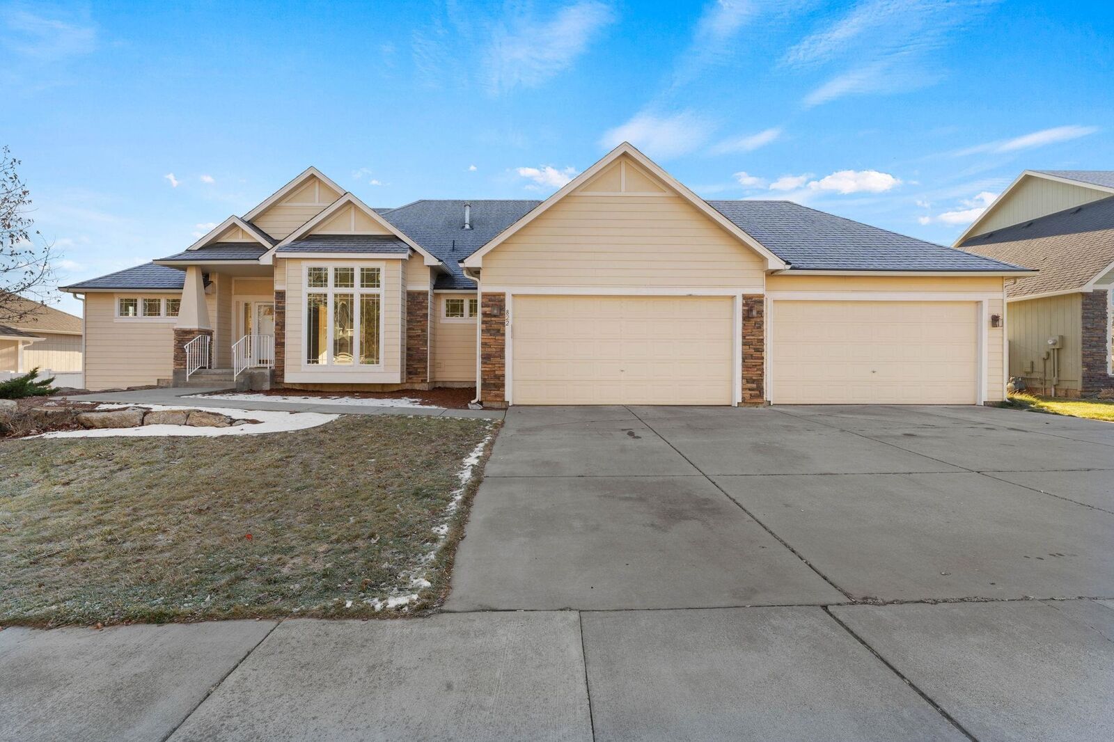 Property Photo: 822 E Westcrest Rd WA 99005