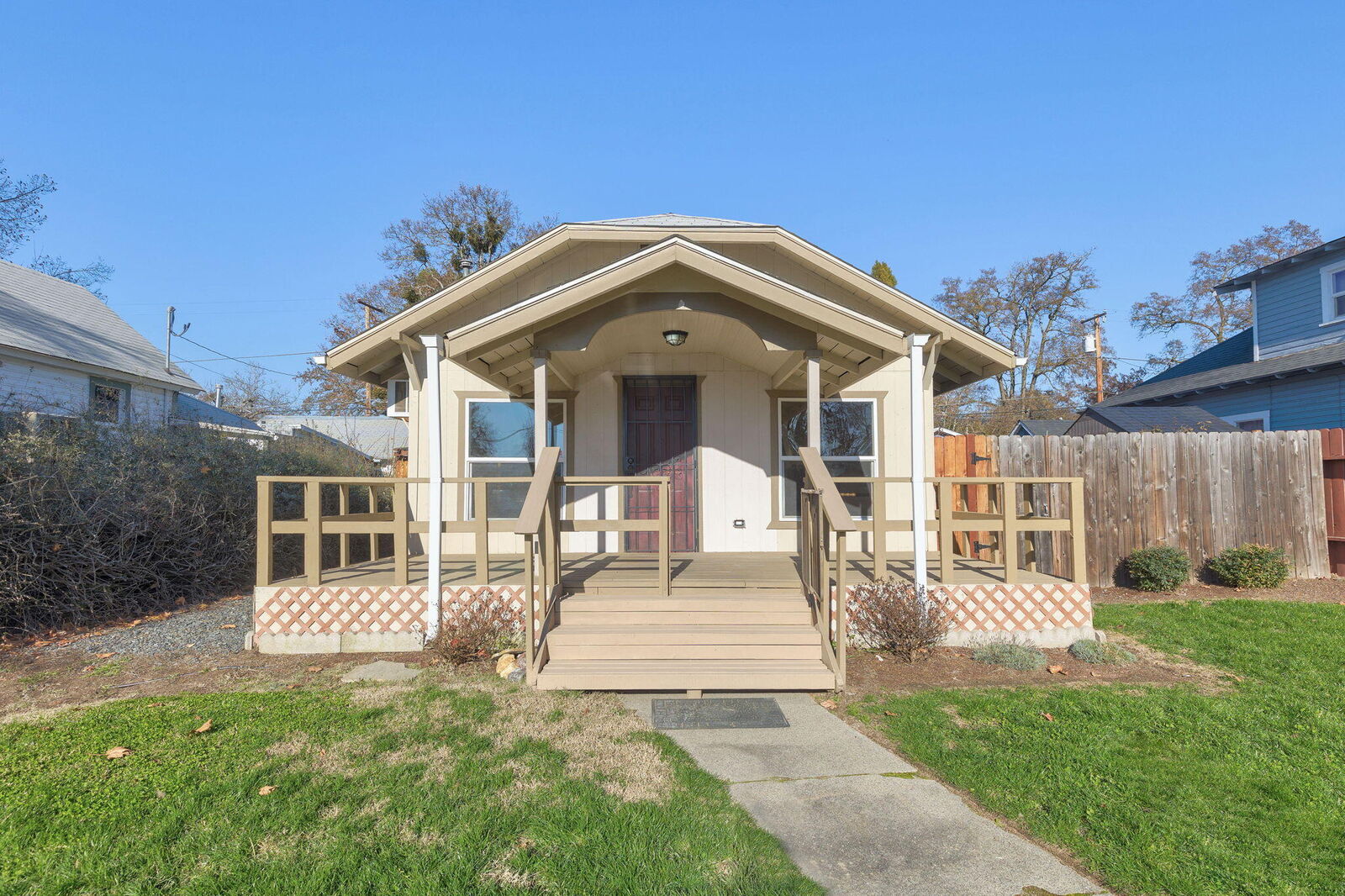 Property Photo: 726 SW L Street OR 97526