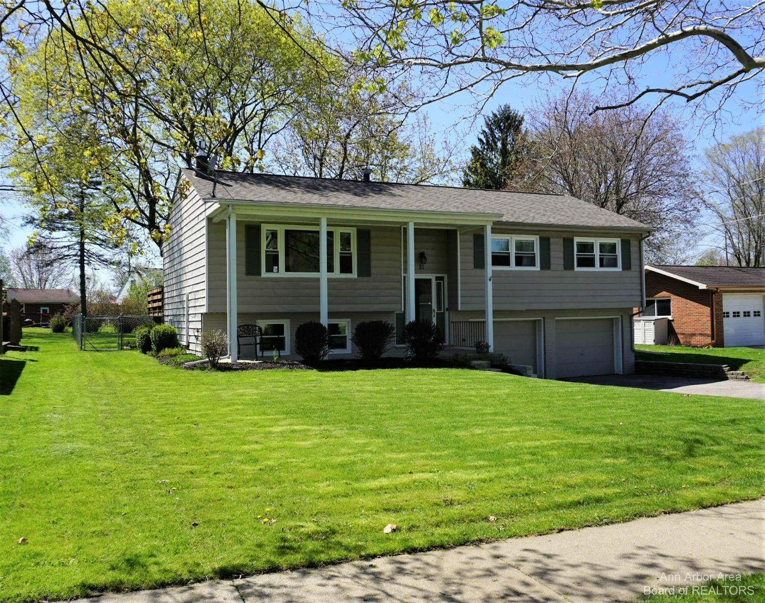 Property Photo:  21 Sycamore Drive  MI 48118 