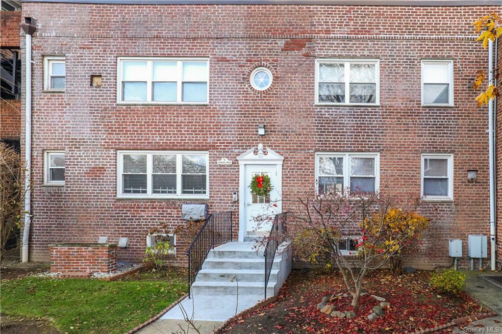 Property Photo:  12 Leewood Circle 3R  NY 10709 