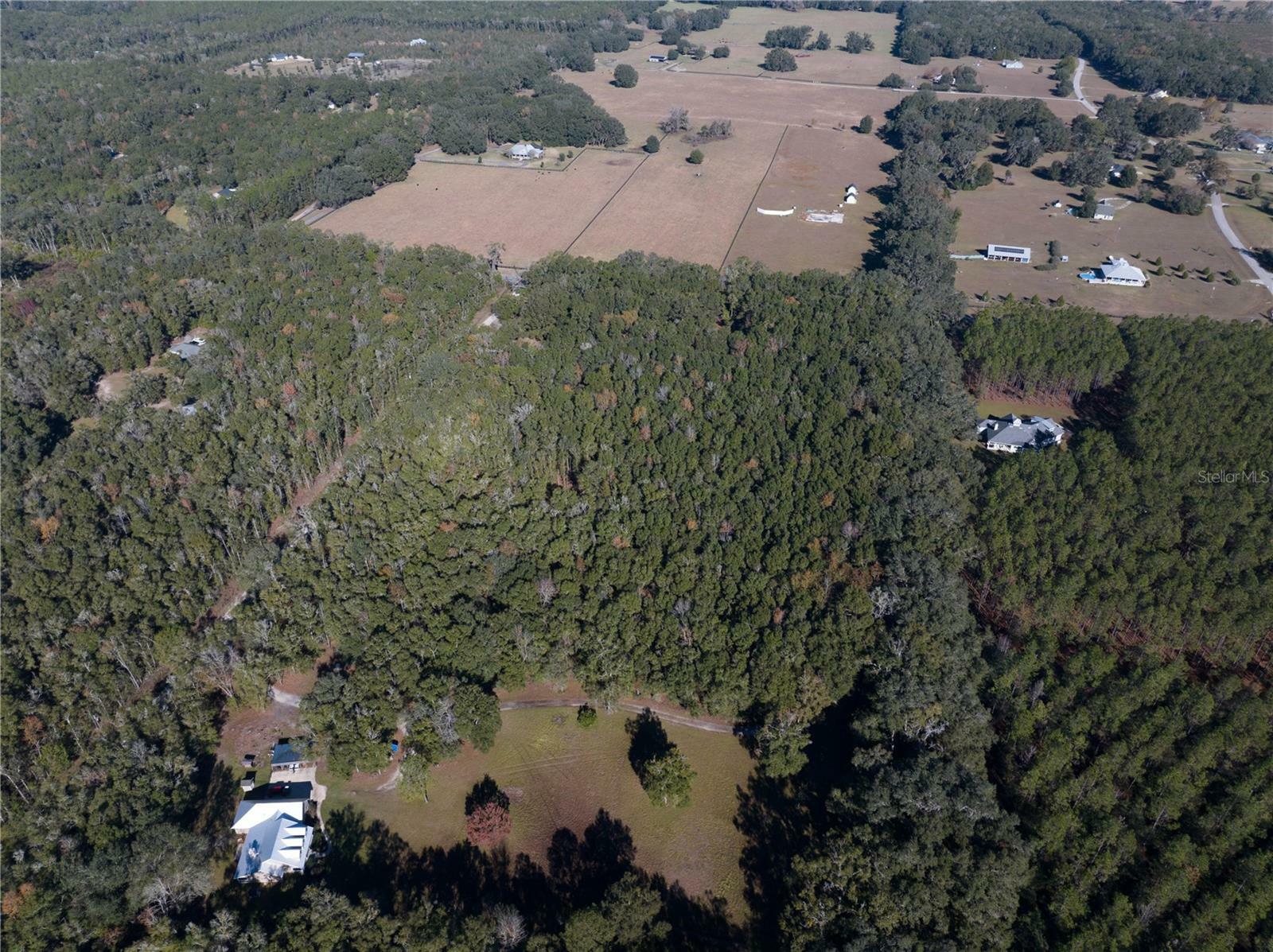 Property Photo: 23419 NW 142nd Avenue FL 32643