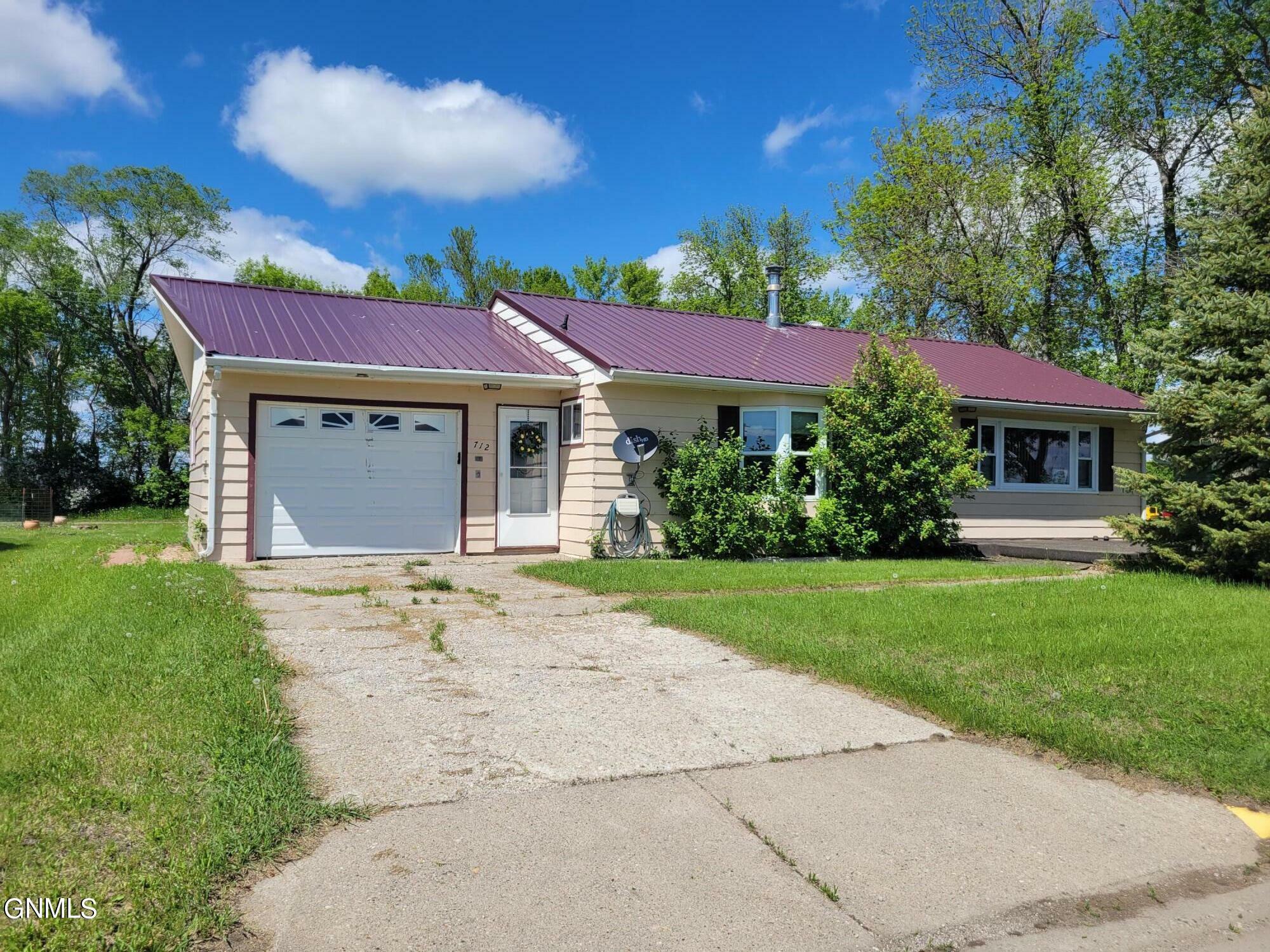 Property Photo:  712 Main Street W  ND 58413 