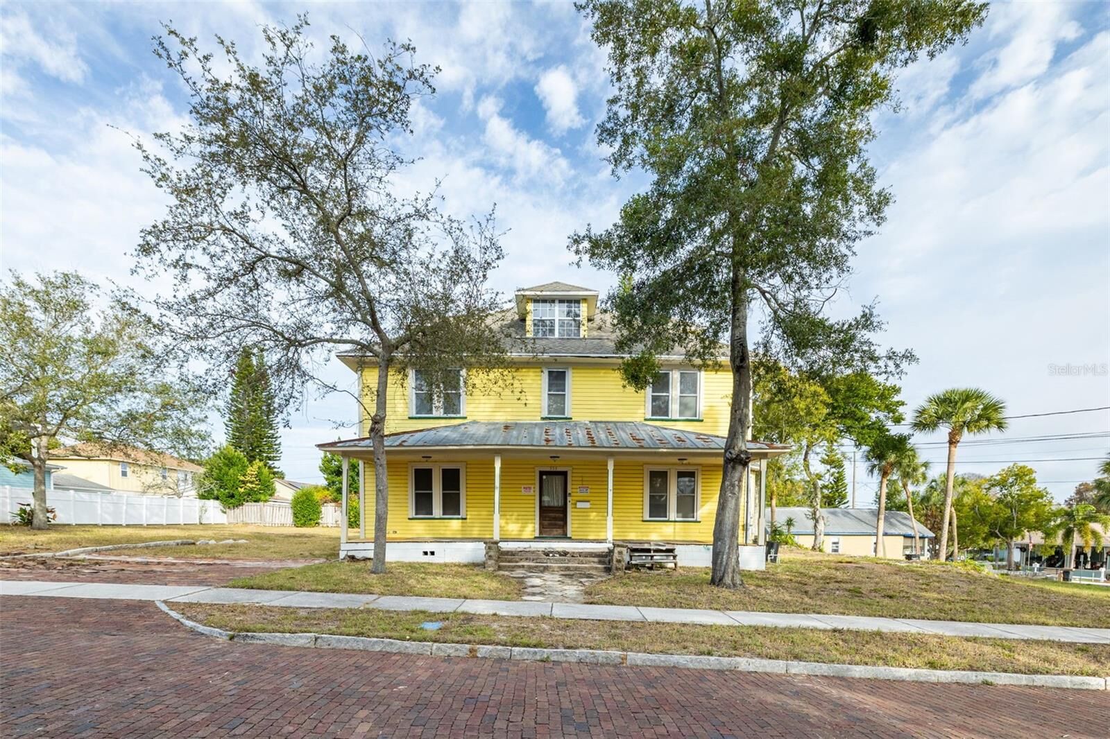Property Photo:  553 Division Street  FL 34689 