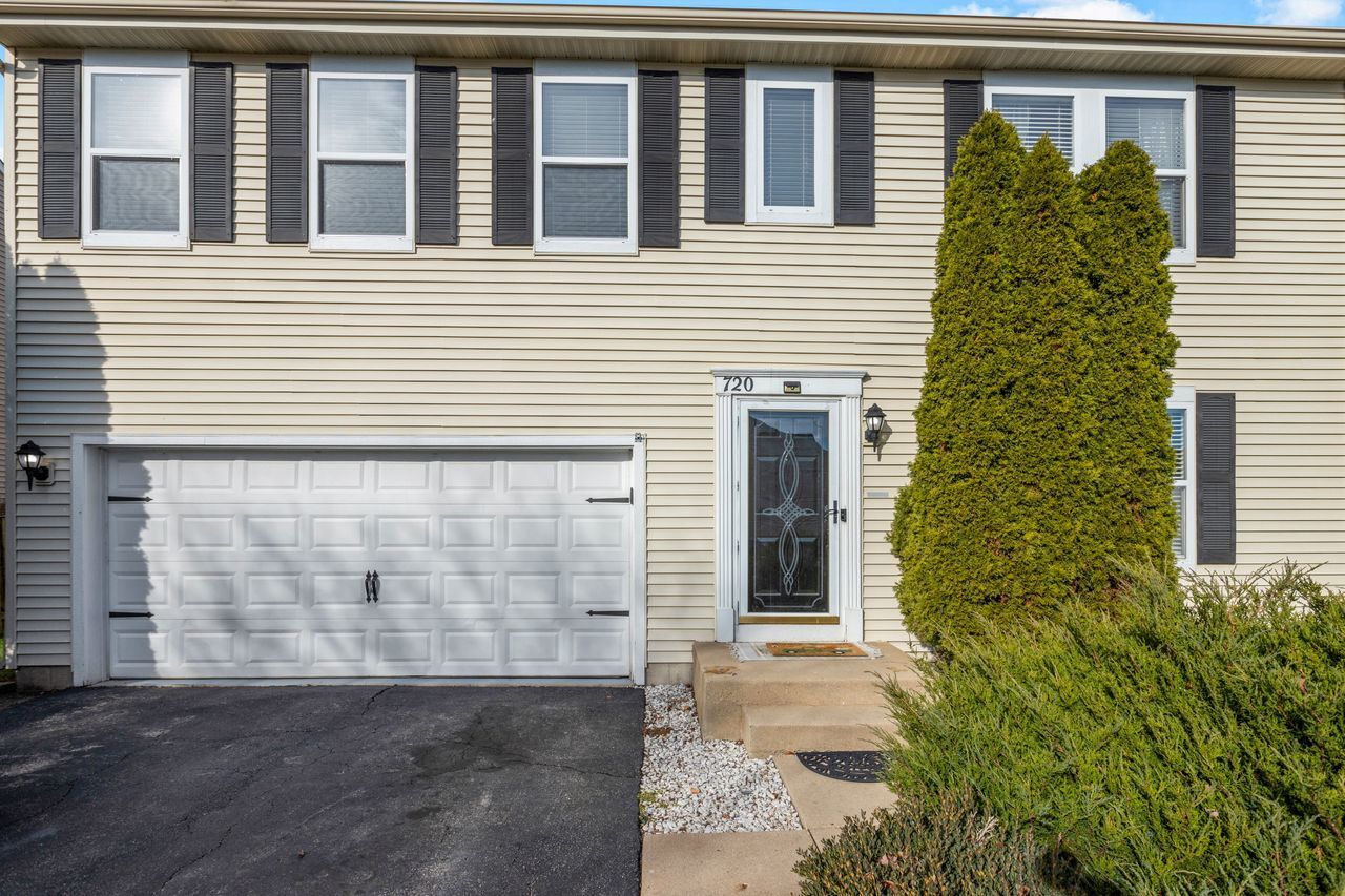 Property Photo:  720 Canterbury Lane  IL 60140 