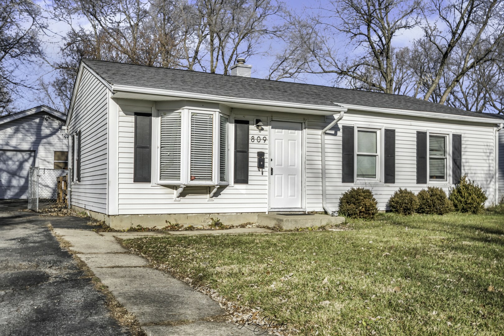 Property Photo:  809 Robert Street  IL 60506 