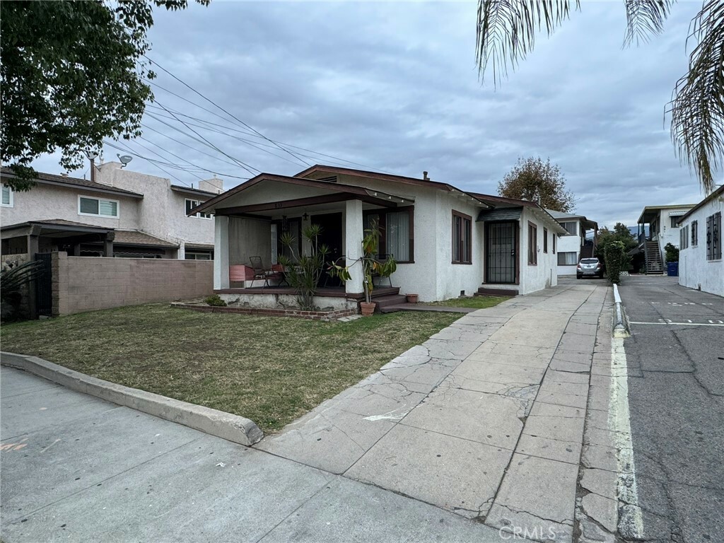 Property Photo:  833 E Acacia Avenue  CA 91205 