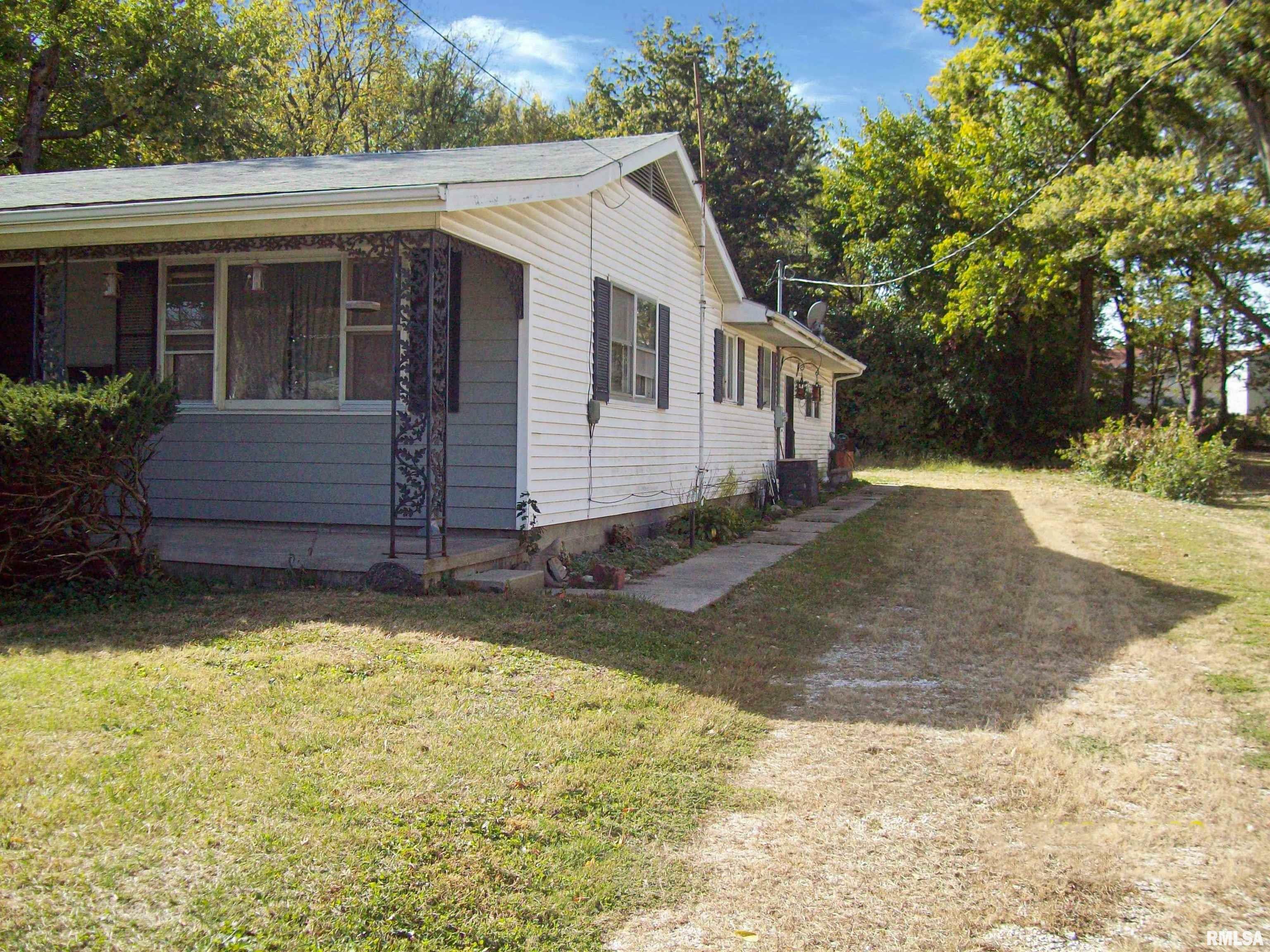 Property Photo:  631 S Memorial Street  IL 62363 