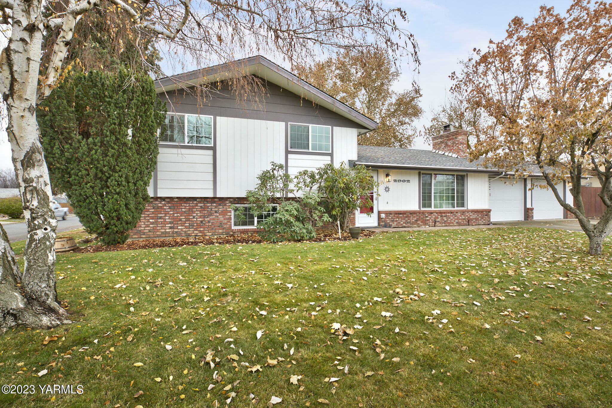 Property Photo:  2902 Lila Ave  WA 98902 