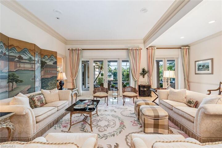 Property Photo: 364 Cromwell Ct FL 34108