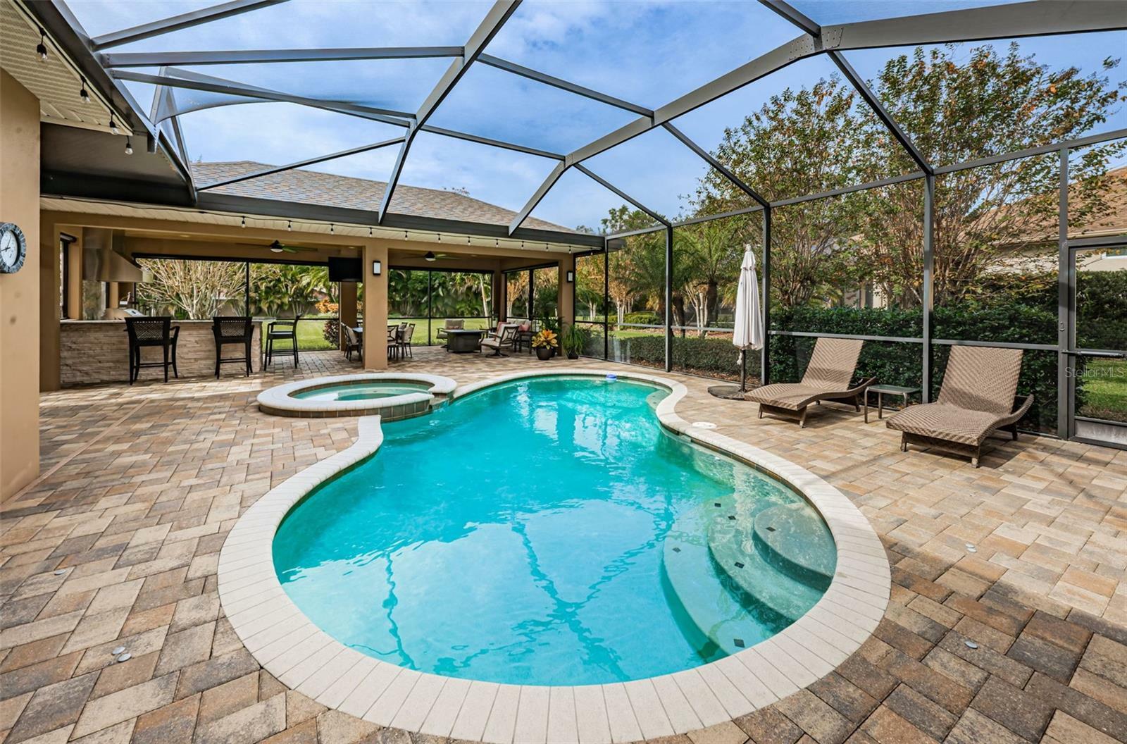 Property Photo:  516 Creekside Court  FL 34695 