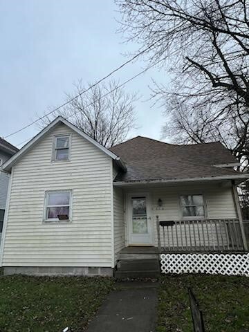 Property Photo:  906 E Johnson Street  IL 61727 