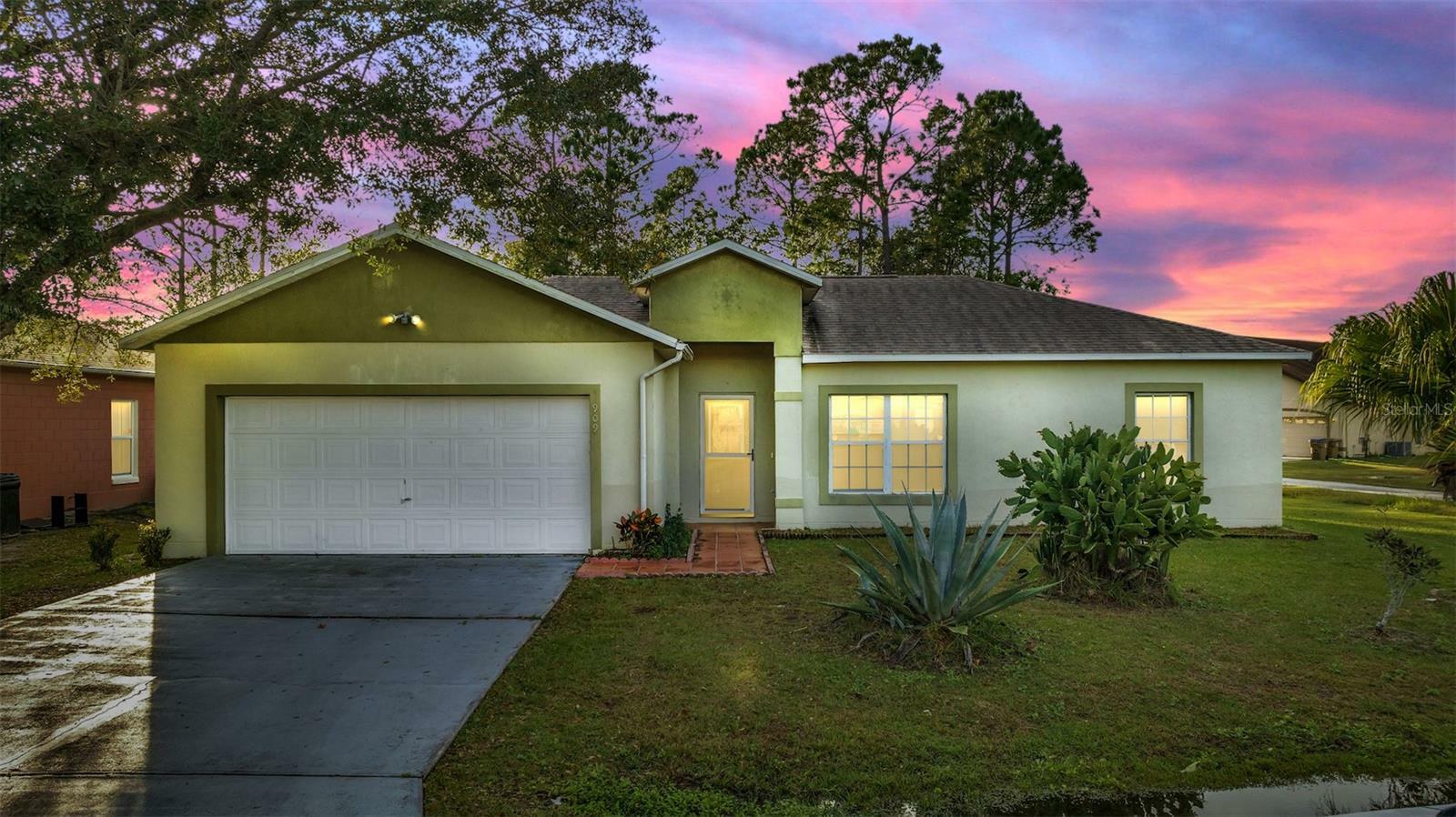 Property Photo:  909 Van Loon Court  FL 34758 