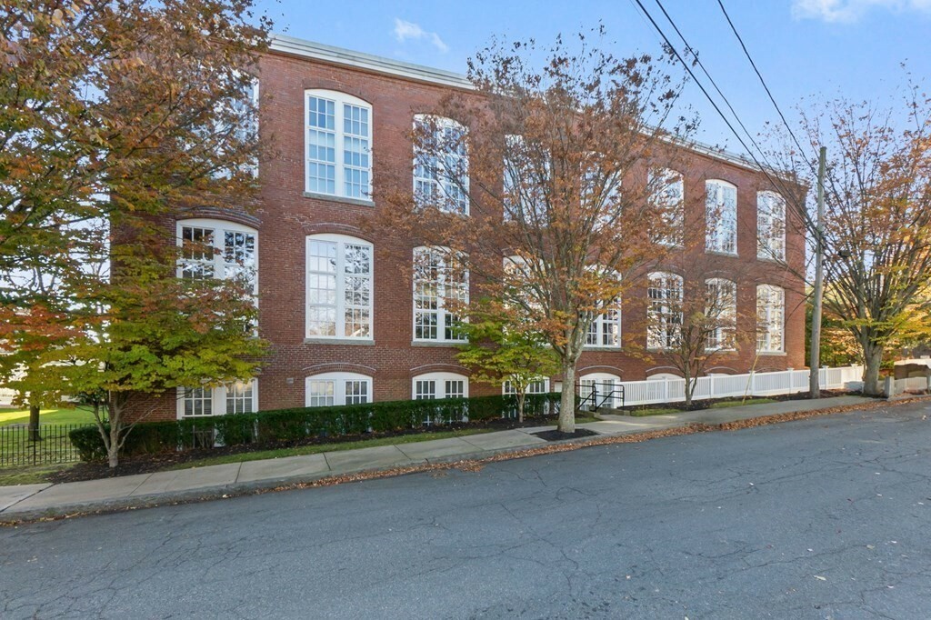 Property Photo: 53 Warren St 109 MA 01950