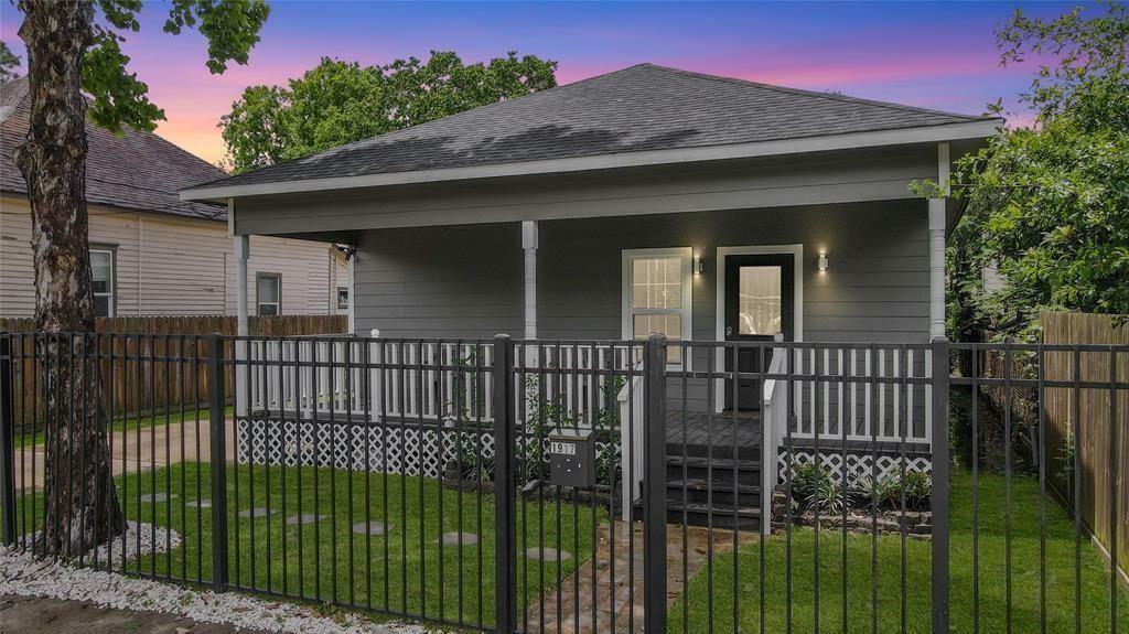 Property Photo:  1917 Chestnut Street  TX 77009 