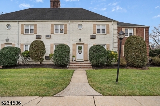 Property Photo:  22 Parkway Village  NJ 07016 