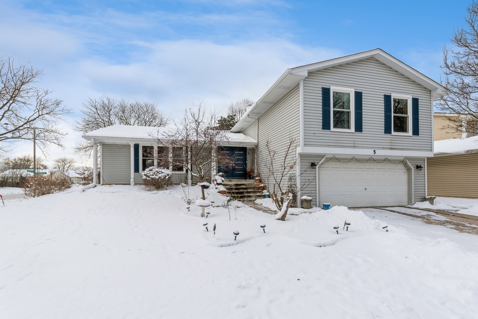 Property Photo:  5 Somerset Lane  IL 60089 