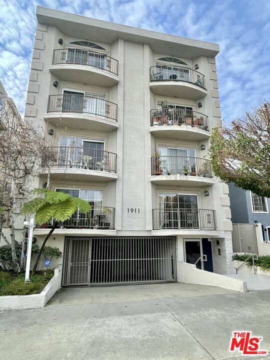 Property Photo:  1911  Malcolm Ave 202  CA 90025 