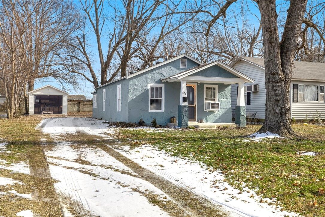 Property Photo:  827 S Elm Street  AR 72761 