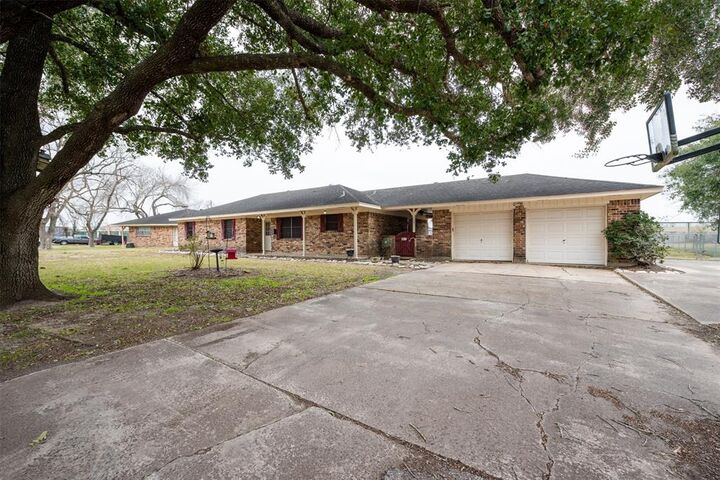 403 Wheeler Drive  Alvin TX 77511 photo