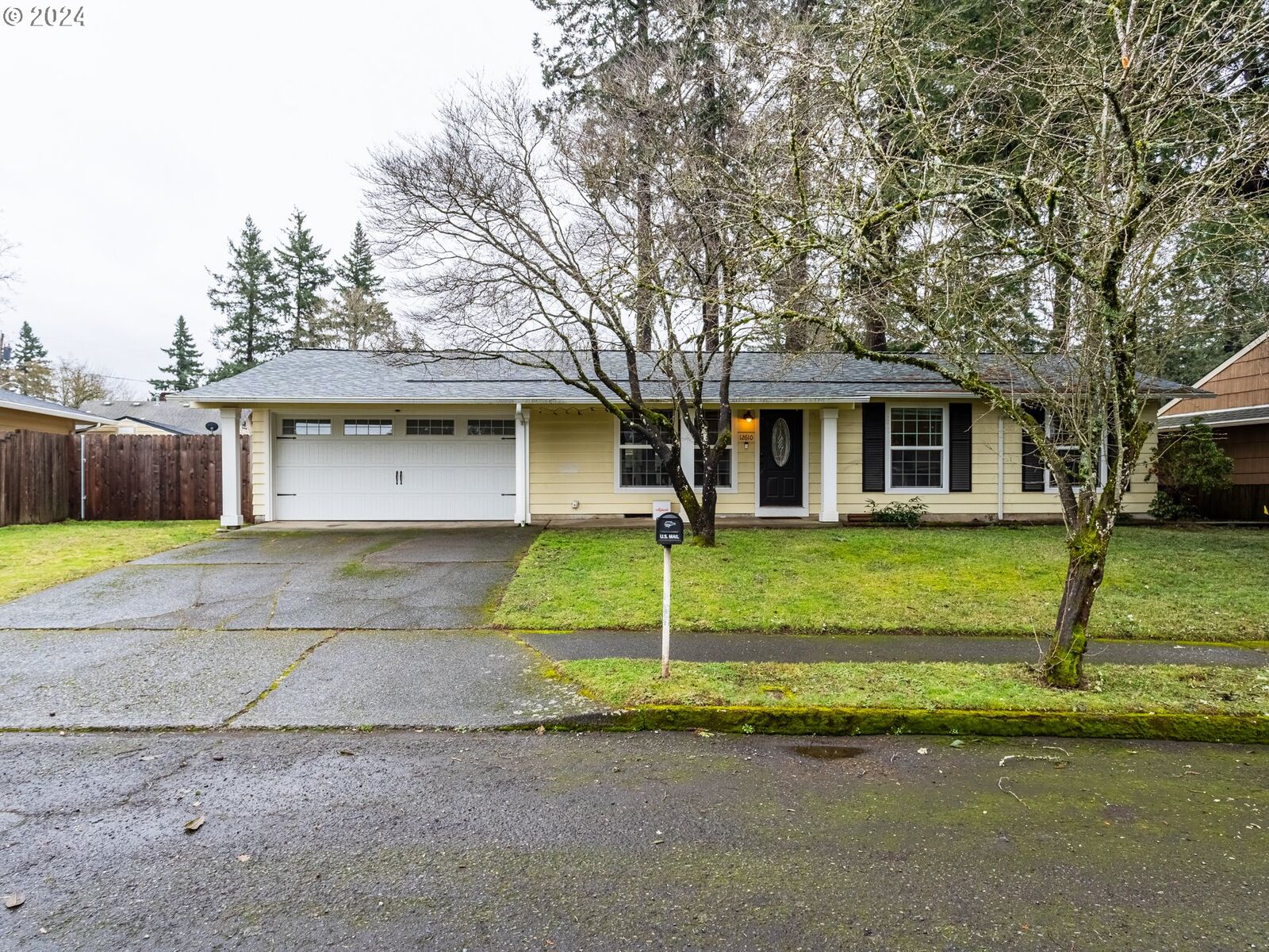 Property Photo:  12610 SE Long St  OR 97236 