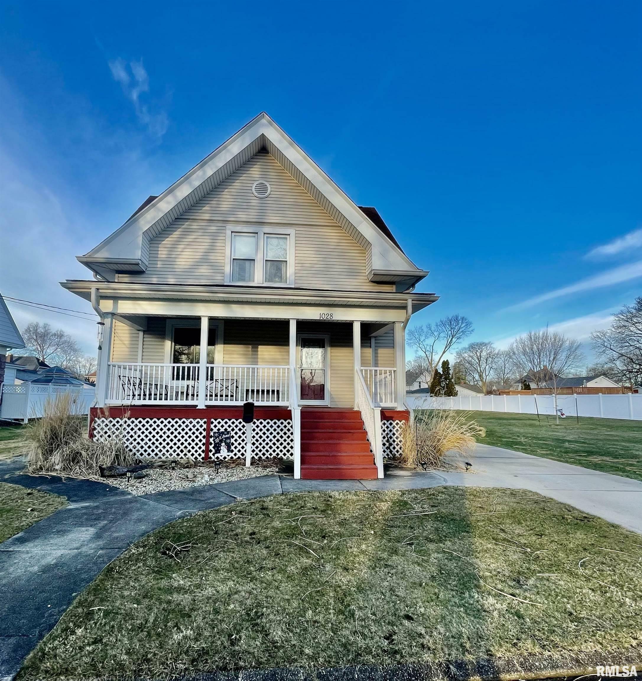 Property Photo:  1028 Bateman Street  IL 61401 