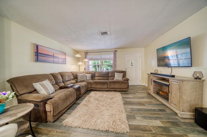 Property Photo: 2202 Lauren Drive FL 33774