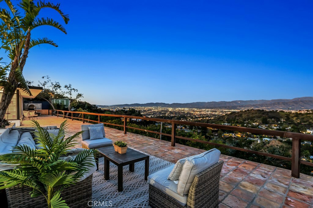 Property Photo:  8600 Skyline Drive  CA 90046 