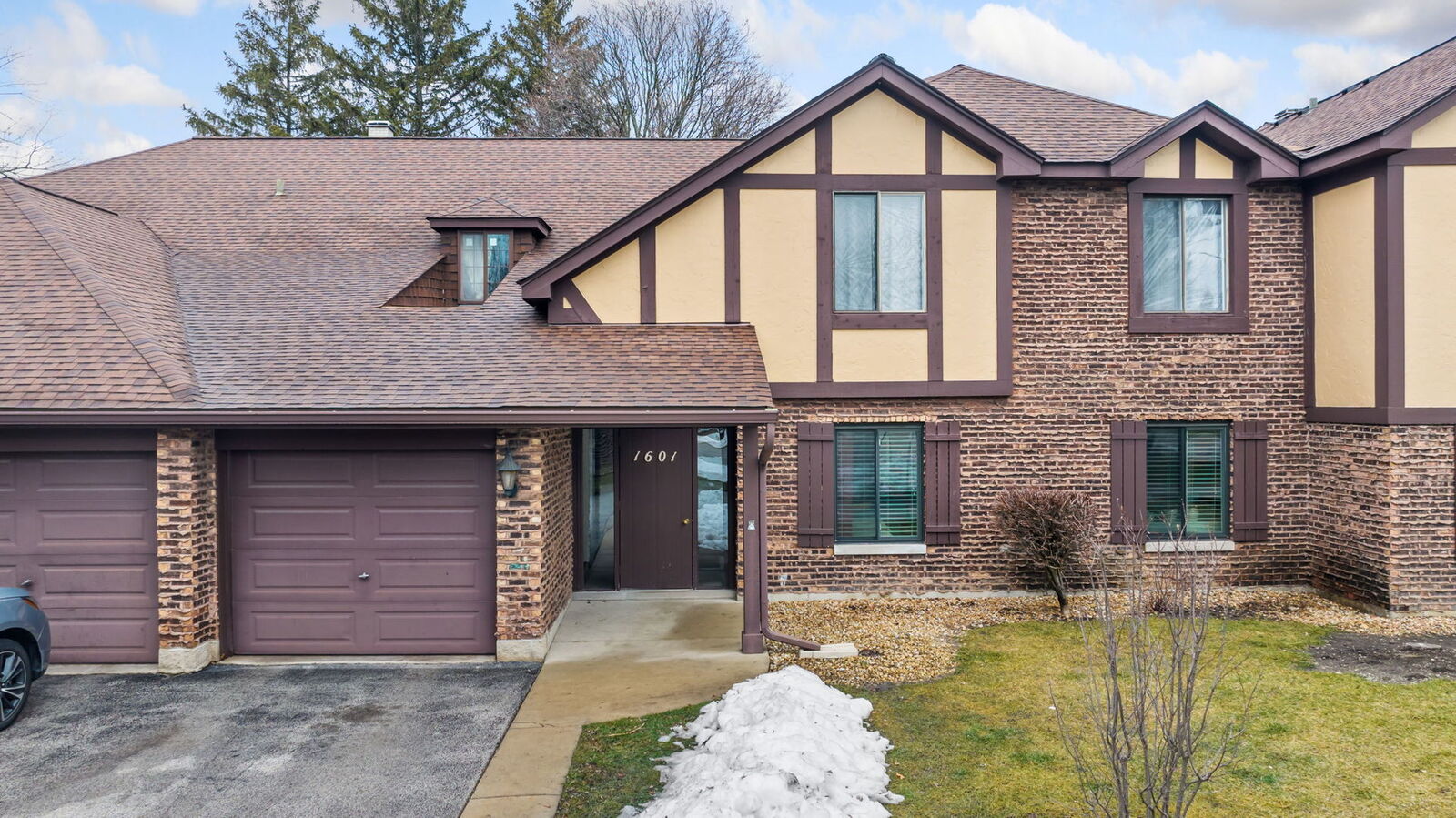 Property Photo: 1601 Thames Court D IL 60189