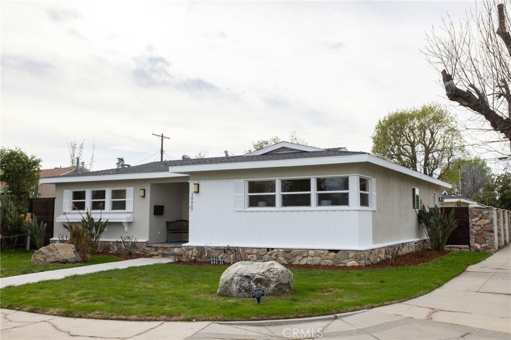 Property Photo:  10057 Collett Ave  CA 91343 