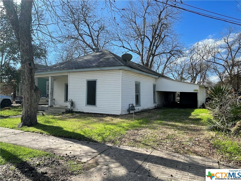 Property Photo:  923 N College Street  TX 78629 