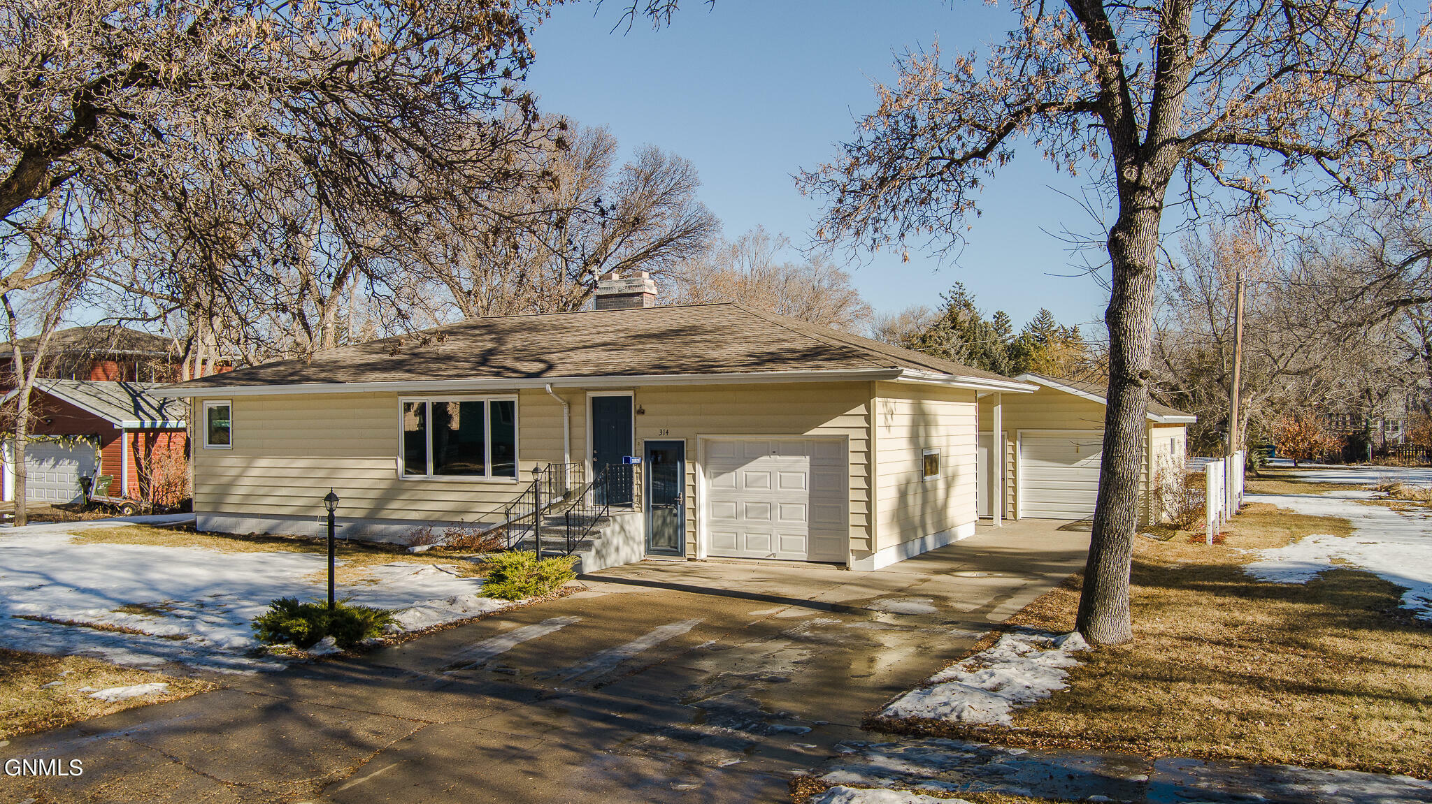 Property Photo:  314 4th Avenue NW  ND 58545 