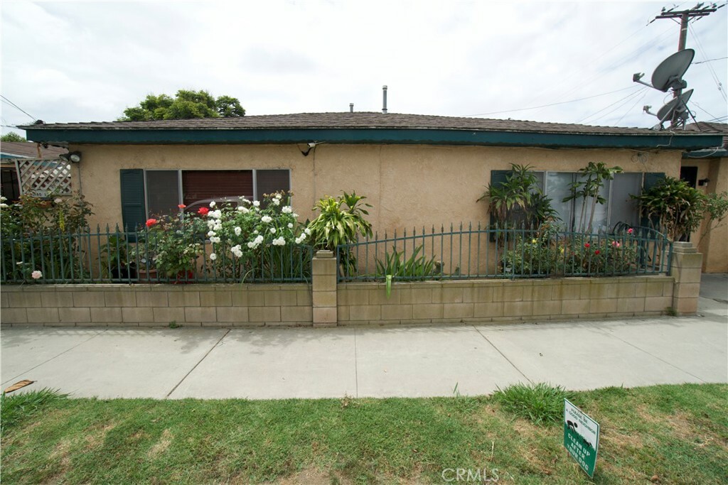 Property Photo:  150 W 49th Street  CA 90805 