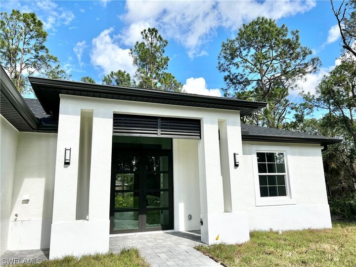 Property Photo: 2000 Jefferson Avenue FL 33920