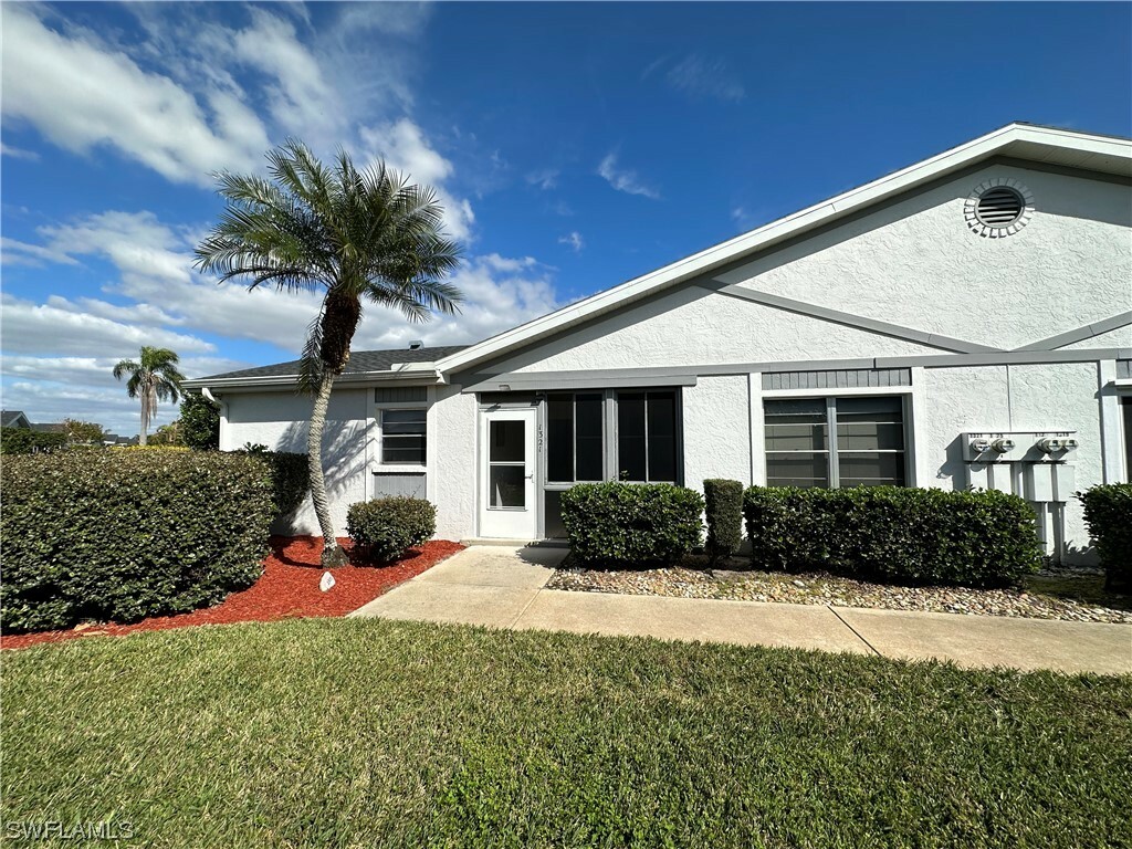 Property Photo:  1321 Sandtrap Drive  FL 33919 